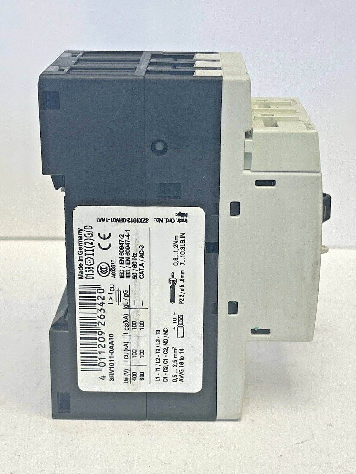 SIEMENS - 3RV1011-0AA10 & 3RV1901-1E-CIRCUIT BREAKER W/ SWITCH TRANSVERSE