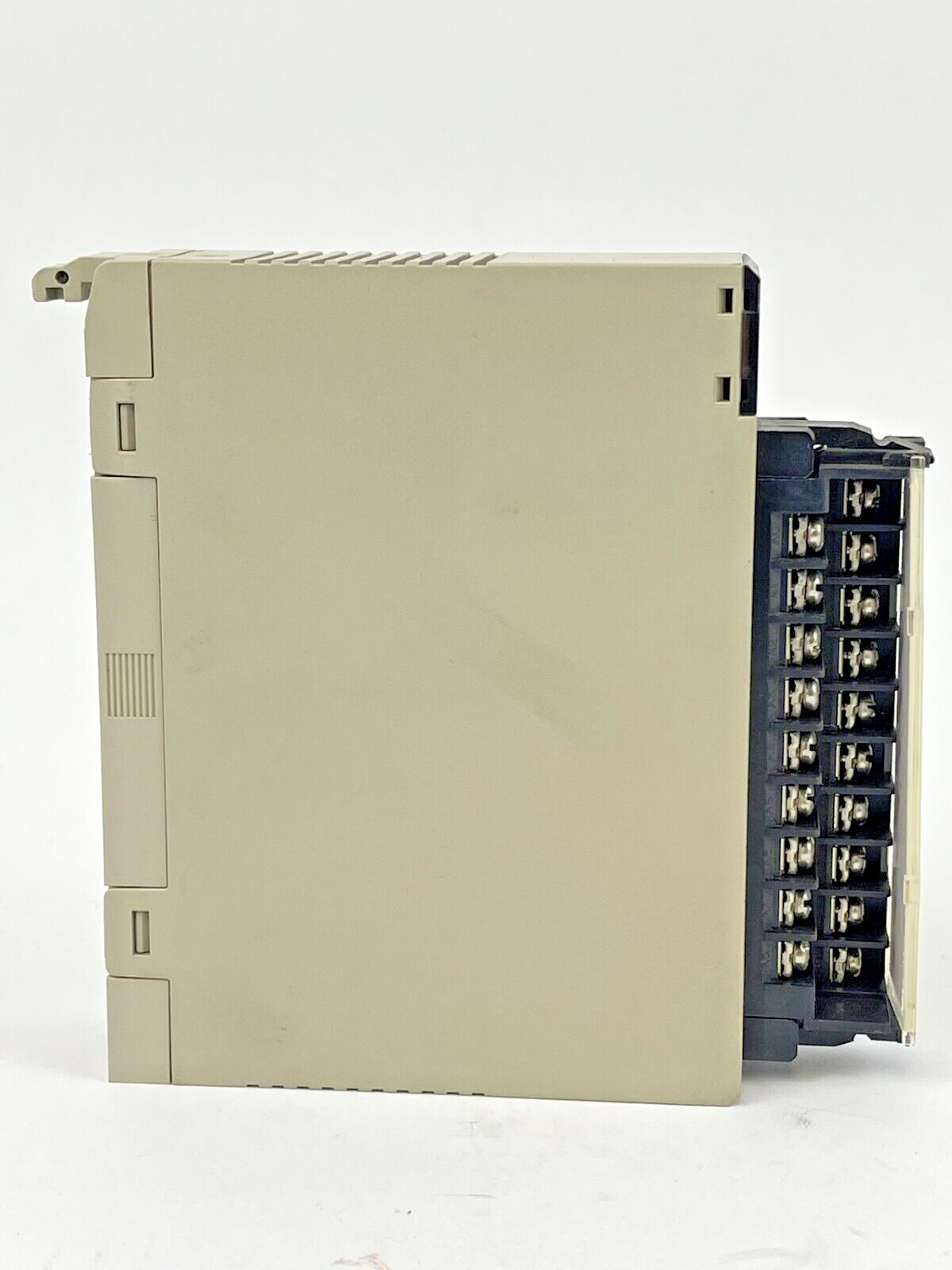 OMRON C200H-OD21A OUTPUT UNIT / OUTPUT MODULE 24VDC, 1.0A/POINT, 4.0A/UNIT