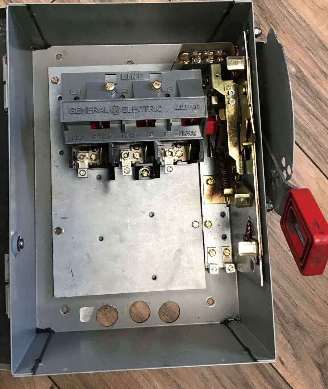 GENERAL ELECTRIC THN3361J SAFTEY SWITCH NON FUSIBLE 30A MODEL 11 600VAC/250VDC