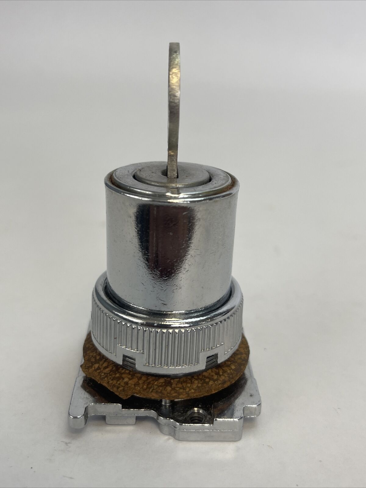 CUTLER HAMMER 10250T15334 SELECTOR SWITCH KEY OPER. NEMA 3-13 3 POS.SPR. RET.