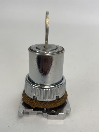 CUTLER HAMMER 10250T15334 SELECTOR SWITCH KEY OPER. NEMA 3-13 3 POS.SPR. RET.