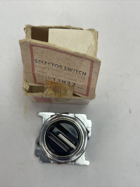 CUTLER HAMMER 10250T3032 SELECTOR SWITCH 3 POS. SPR. RET. NEMA 4-13 LEVER VERT