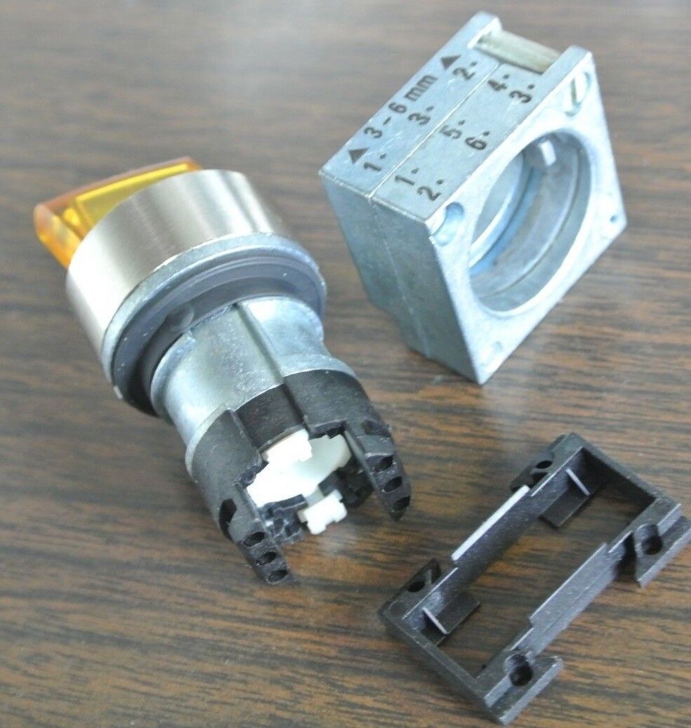 SIEMENS 3SB35 01-2PA01 SELECTOR SWITCH, AMBER 2-POSITION MAINTAINED ILLUMINATED