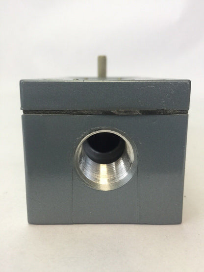 ALLEN BRADLEY 802X-A4W2 LIMIT SWITCH 600VAC 7200VA 720VA SERIES C NEMA TYPE 4