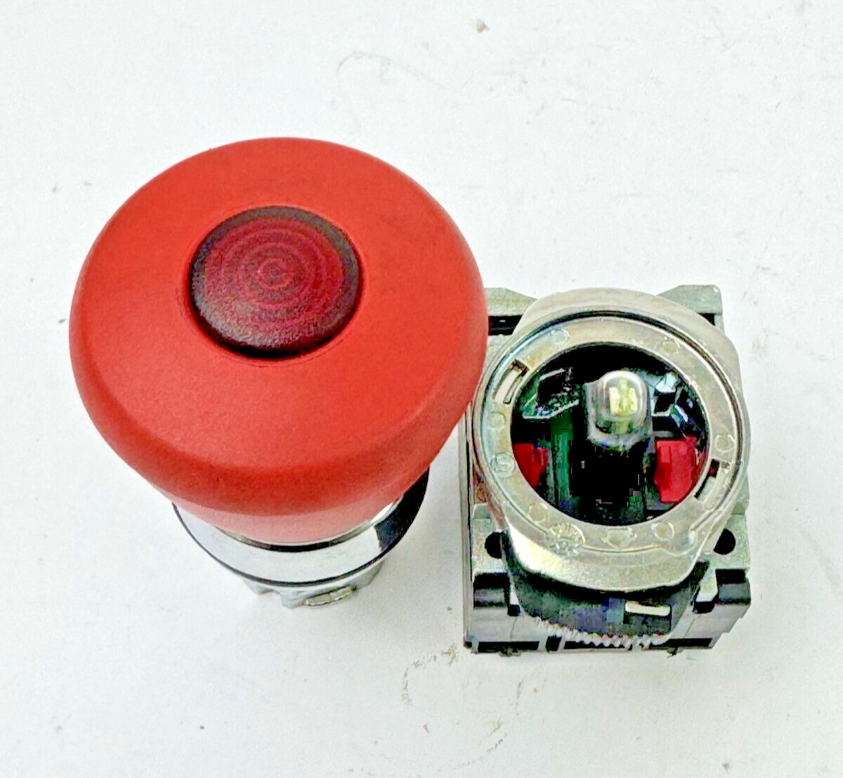 ALLEN-BRADLEY - 800F-N3R SER. B - RED PUSH BUTTON W/ 800F-X01 SER. A (X2)