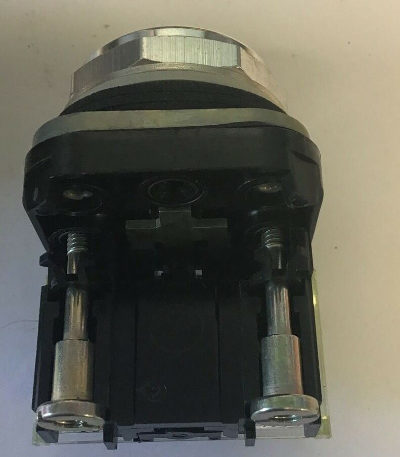 ALLEN BRADLEY 800T-A9A FLUSH HEAD PUSHBUTTON YELLOW SER.N 1NO-1NC