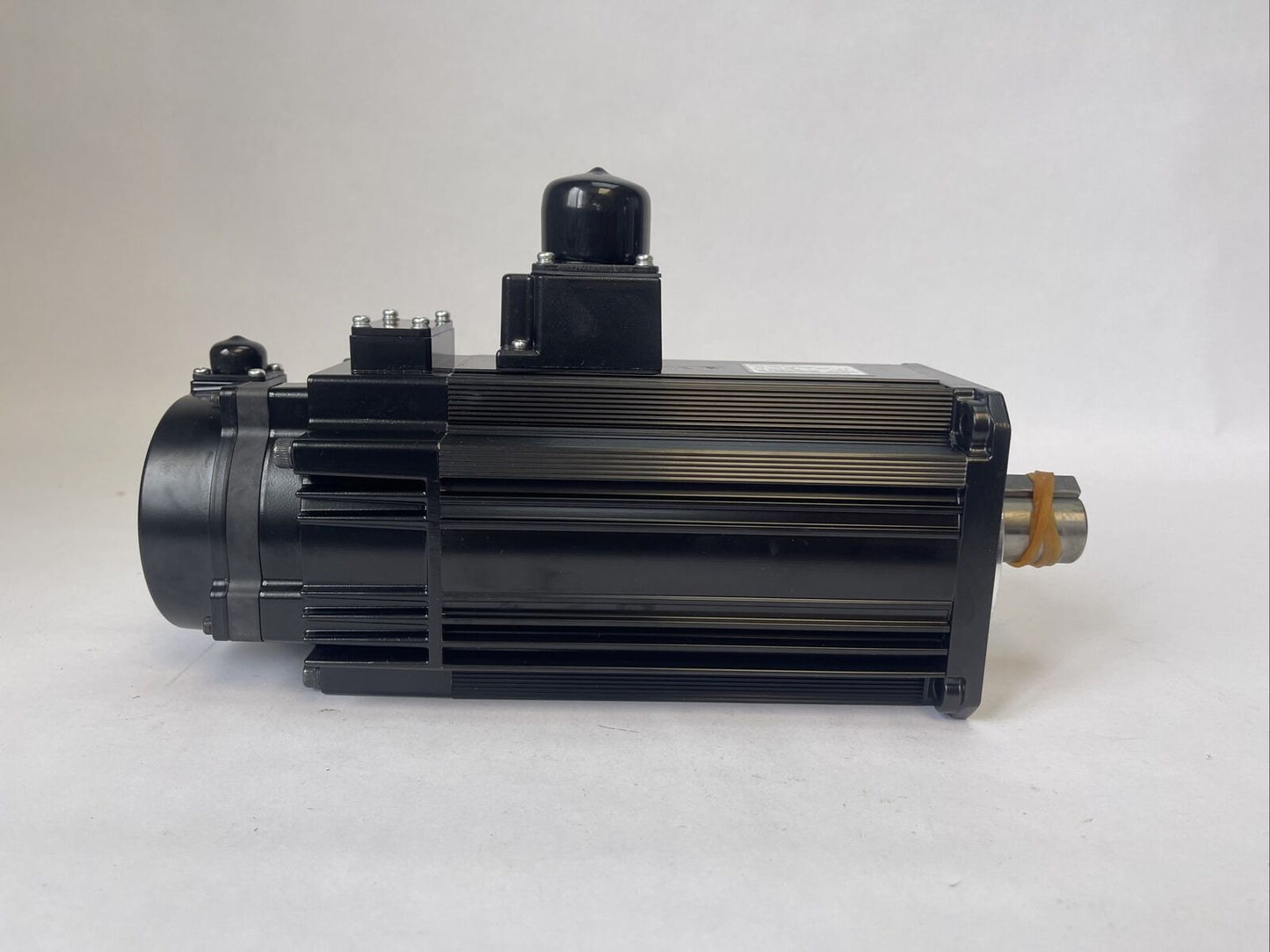 YASKAWA SGMSV-25A3A6E AC SERVO MOTOR 200V 13.8A 2.5kW 7.96Nm