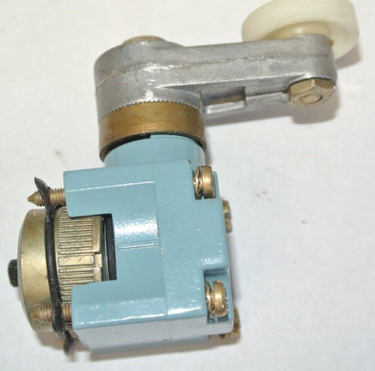 TELEMECANIQUE XCK-D31 LIMIT SWITCH ROLLER-TYPE HEAD - NEW SURPLUS- ZCK-31