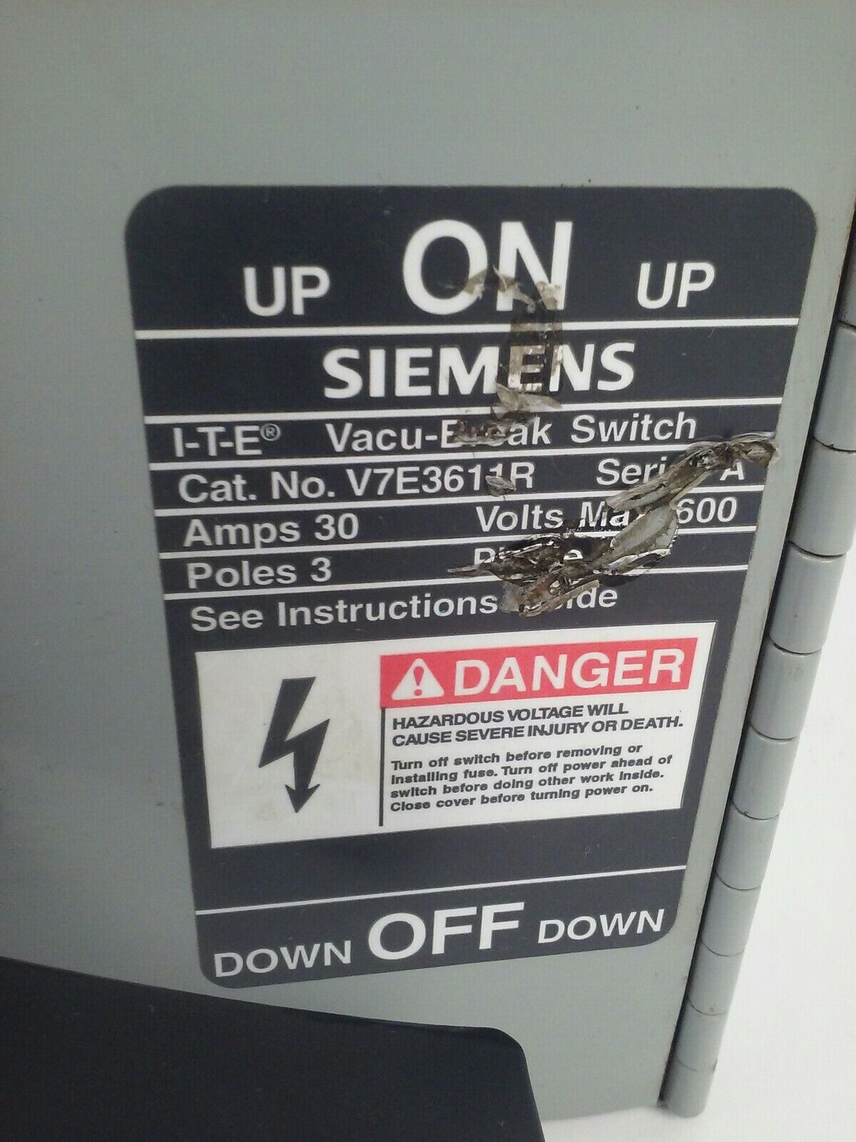 SIEMENS V7E3611R SER.A TWIN FUSIBLE VACU BREAK PANELBOARD SWITCH 600V 30A 20HP