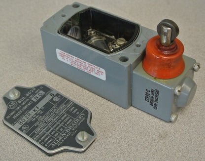 ALLEN-BRADLEY 802R-KF / OILTIGHT LIMIT SWITCH, SIDE PUSH ROLLER / NEW SURPLUS