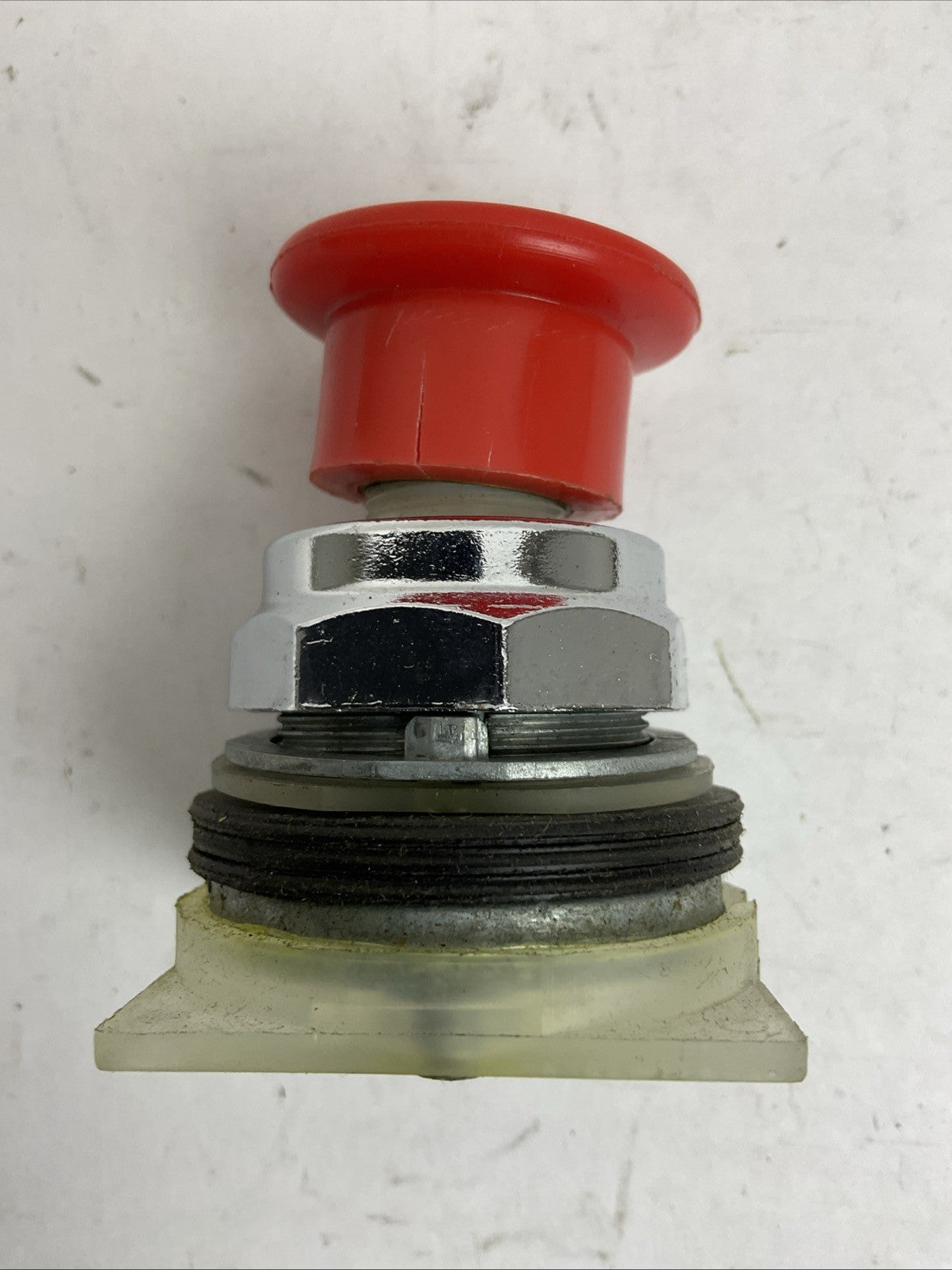 SQUARE D 9001KR24R MUSHROOM BUTTON OPERATOR HAS CRACKS IN THE RED BUTTON