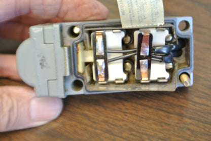 SQUARE D 9007 B064A2 HEAVY DUTY LIMIT SWITCH / NEW SURPLUS / FORM P8