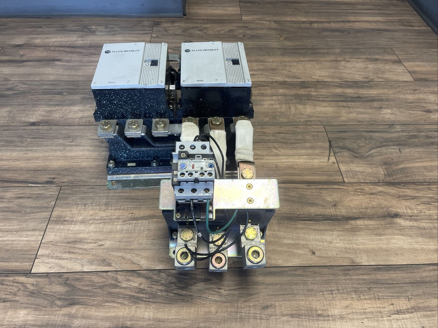 ALLEN BRADLEY 104-B250ND3 SER B REVERSING STARTER 600VAC 304A 3PH 300HP