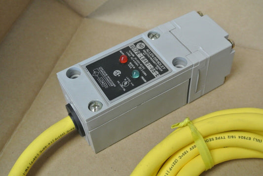 ALLEN-BRADLEY 802PR-LBAR1-08 SER.E PROXIMITY SWITCH 20-250VAC/DC / 8ft