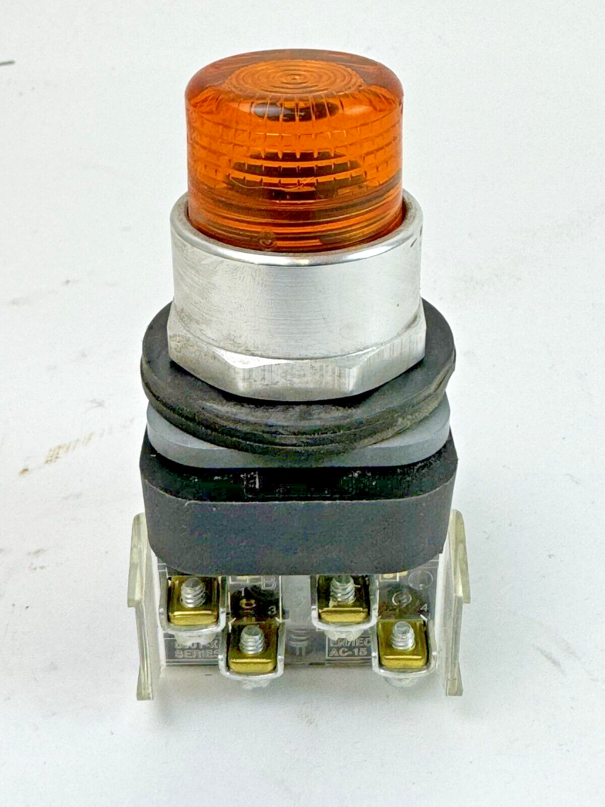 ALLEN-BRADLEY - 800T-QTH2A SER. U - AMBER ILLUMINATED PUSH BUTTON W/ BLOCK