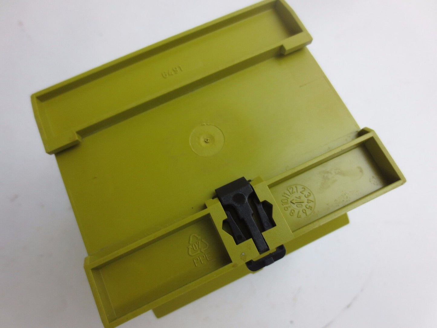 PILZ PZE 9P 777140  SAFETY RELAY - 24VAC/DC 8 n/o, 1 n/c - 9.5VA, 3.5W, 50-60Hz