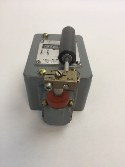 CUTLER HAMMER 10316H2178A LIMIT SWITCH 600VAC PILOT DUTY 1683 E50KL37 SER A1