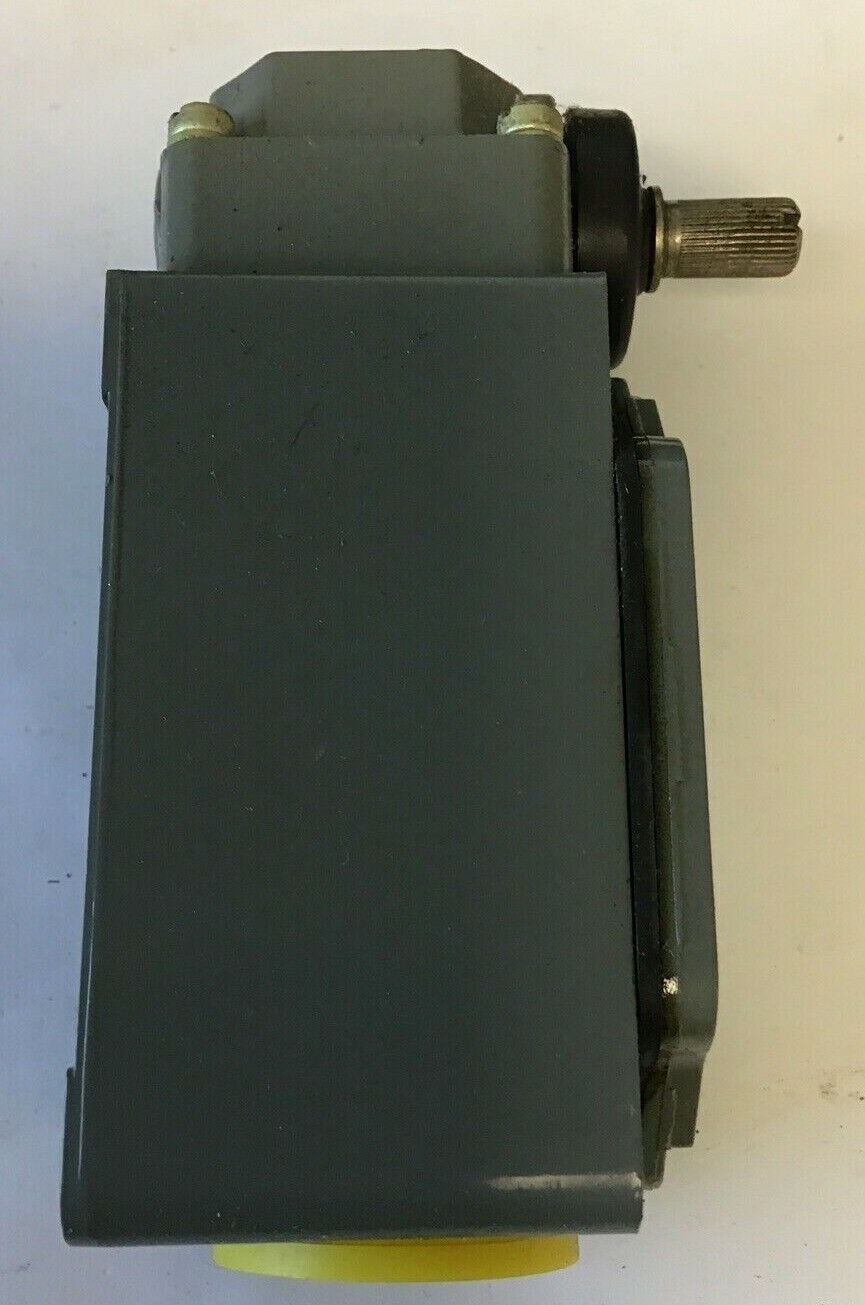 CUTLER HAMMER 10316H607C LIMIT SWITCH W/O LEVER 600VAC