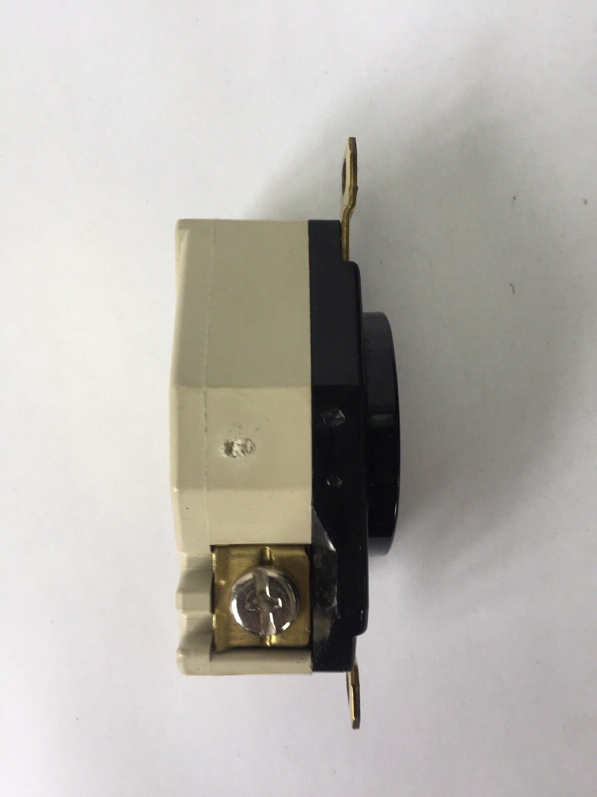 HUBBELL HBL2610 HBL TWIST-LOCK RECEPTACLE 30A 125V 2 POLE 3 WIRE GROUNDING