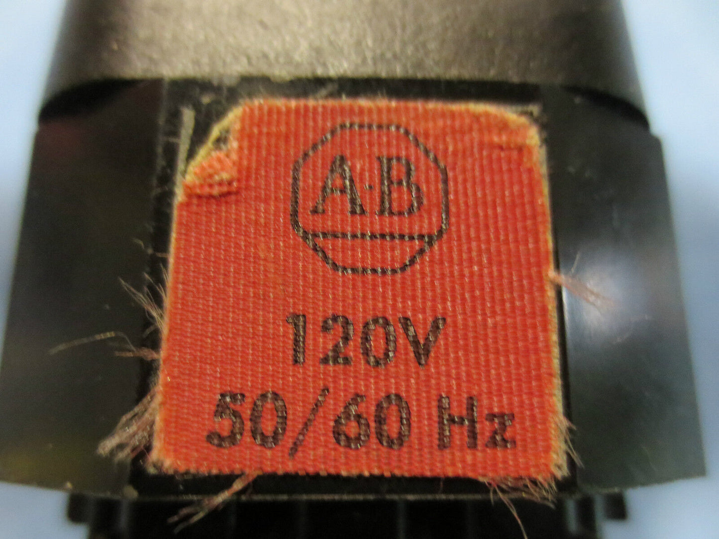 ALLEN-BRADLEY 800T-998422 Ser. B ILLUMINATED PUSH BUTTON AMBER