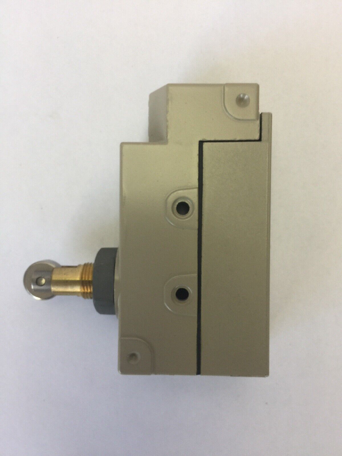OMRON ZE-Q22-2S LIMIT SWITCH 125/250/480VAC 15A 250VDC 1/4A 250VAC 1/4HP