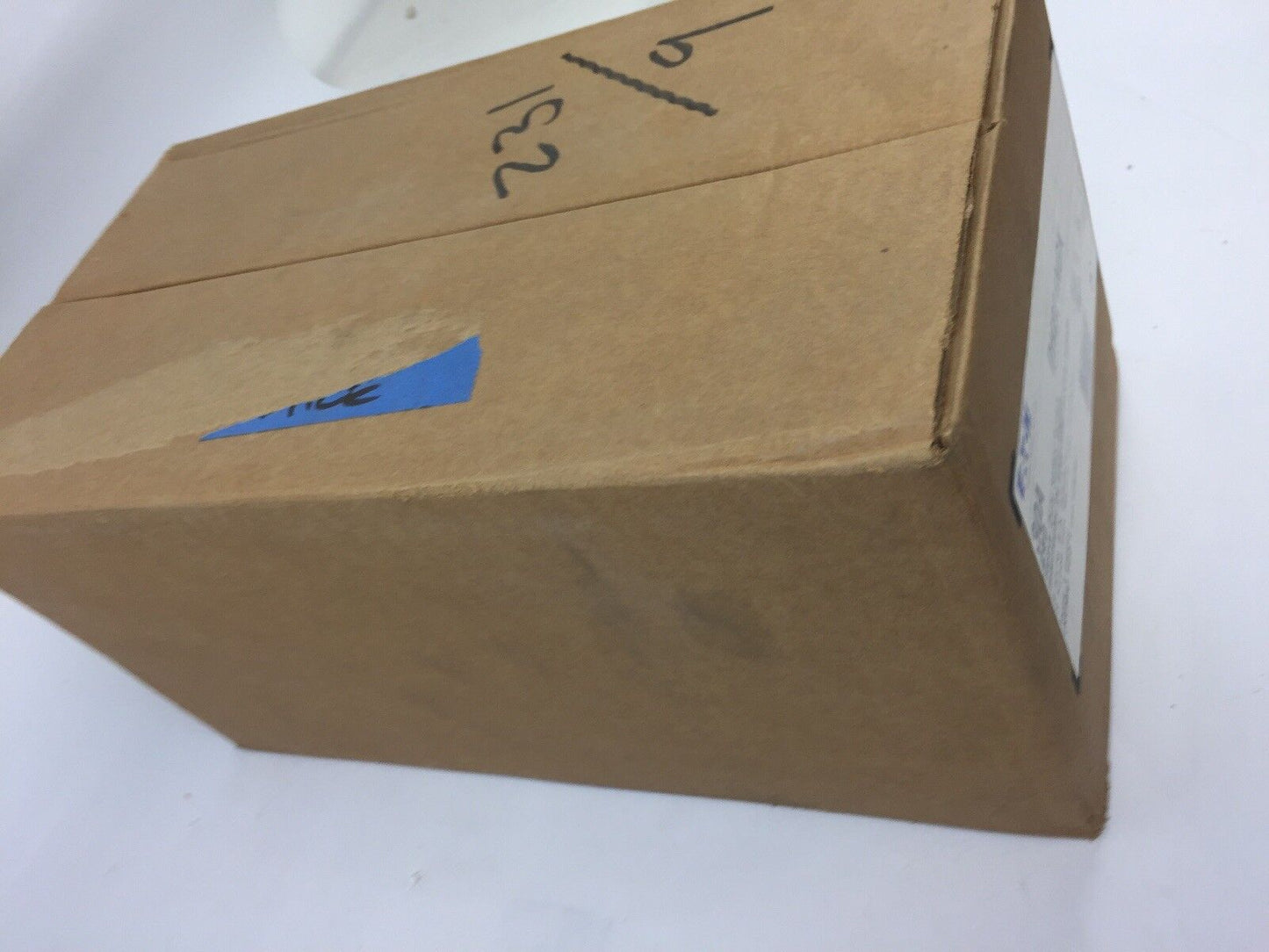 EATON DH221NGK HEAVY DUTY SAFETY SWITCH 3 WIRE S/N FUSIBLE 30 AMP 240 VOLT