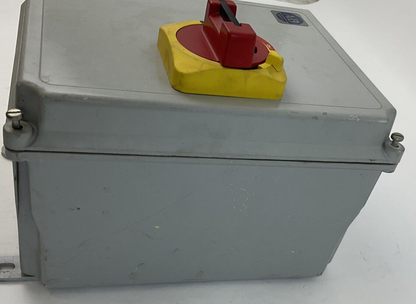 ALLEN BRADLEY 194R-KC30-1753-PY ENCLOSED MOLDED CASE SWITCH REV.3-65 SER.A