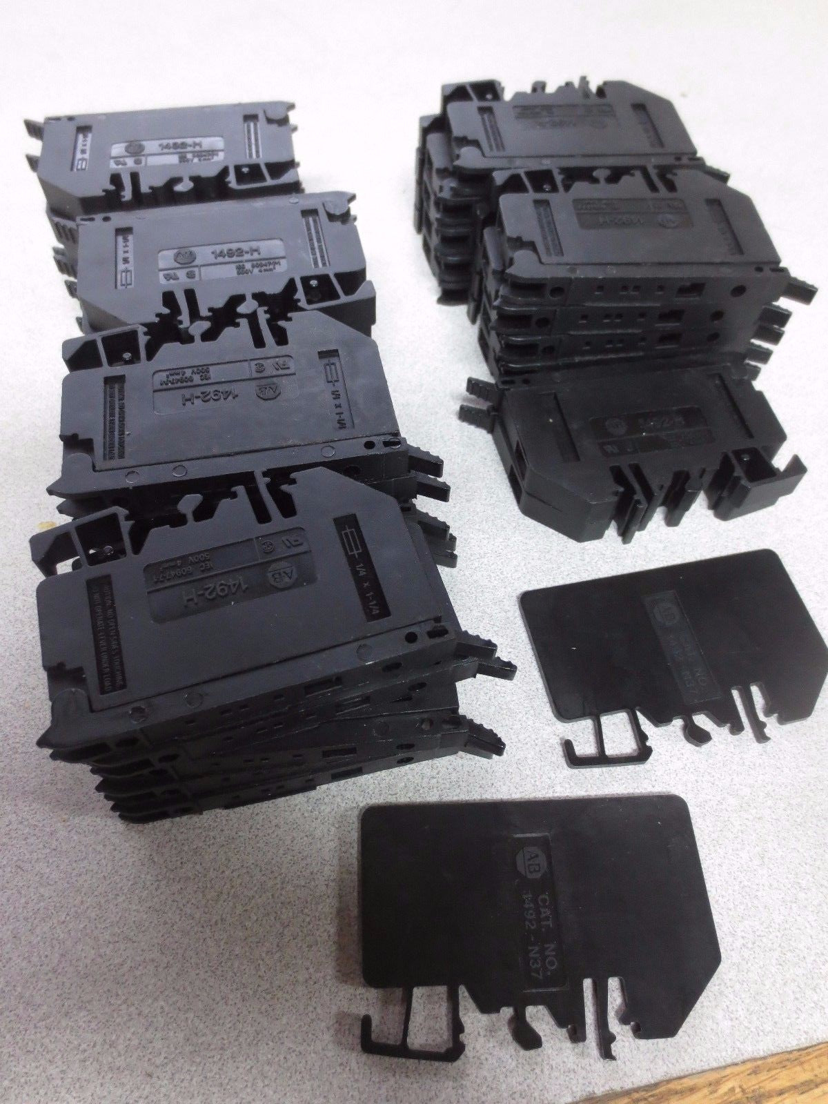 ALLEN-BRADLEY 1492-H TERMINAL BLOCK (22 Pcs) + 1492-N37 END BARRIER (2 Pcs)