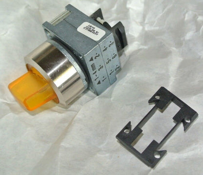 SIEMENS 3SB35 01-2PA01 SELECTOR SWITCH, AMBER 2-POSITION MAINTAINED ILLUMINATED