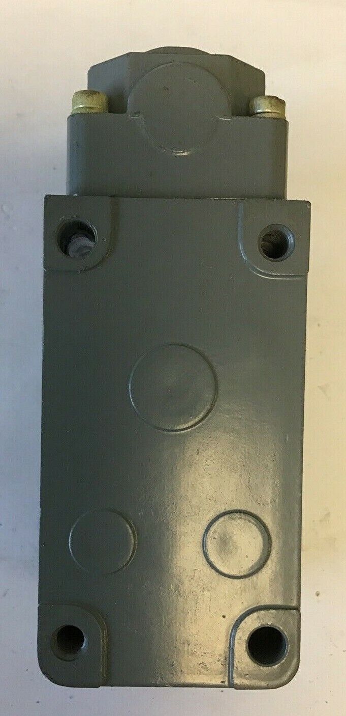 CUTLER HAMMER 10316H284B LIMIT SWITCH W/O LEVER 600VAC