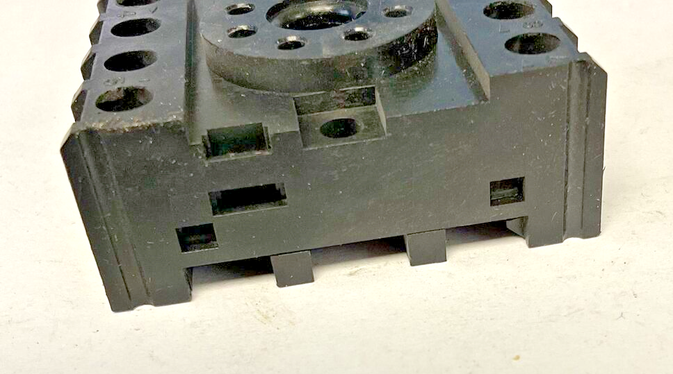 OMRON PF083A-E RELAY SOCKET 10A 250VAC ***LOTOF8***