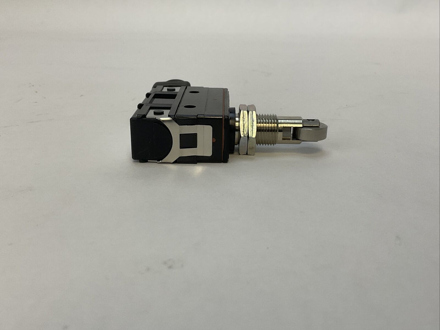 OMRON Z-15GQ22A55-B5V LIMIT SWITCH 15A 125/250/480VAC