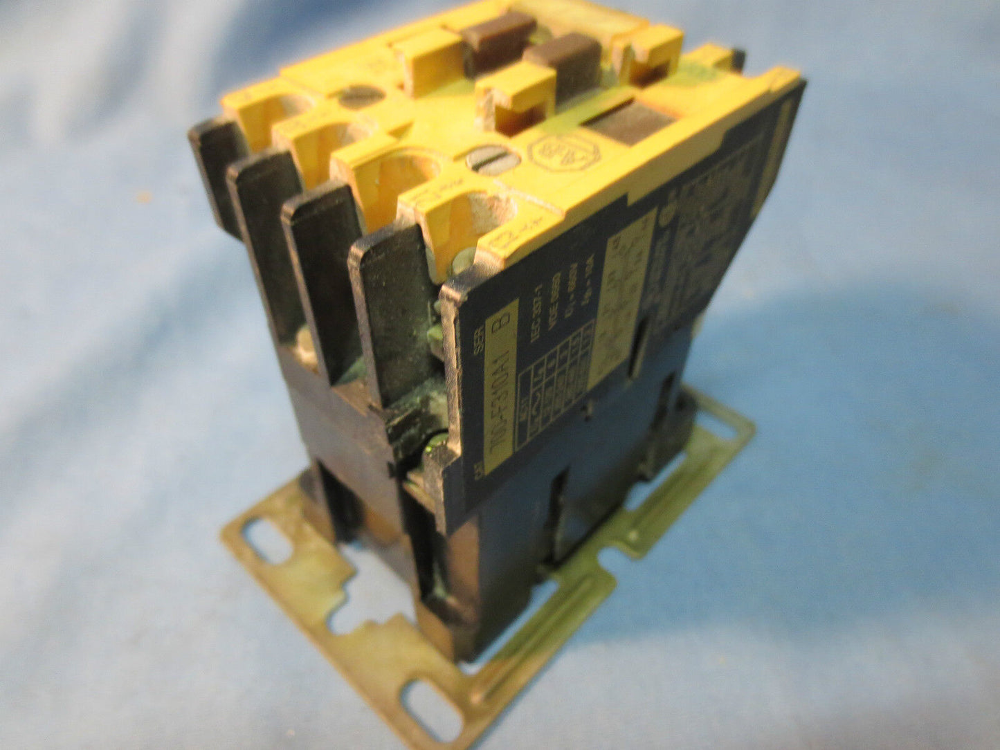 ALLEN-BRADLEY 700-F310A1 Ser. B - RELAY, 120/110 VAC 3 NO 1 NC