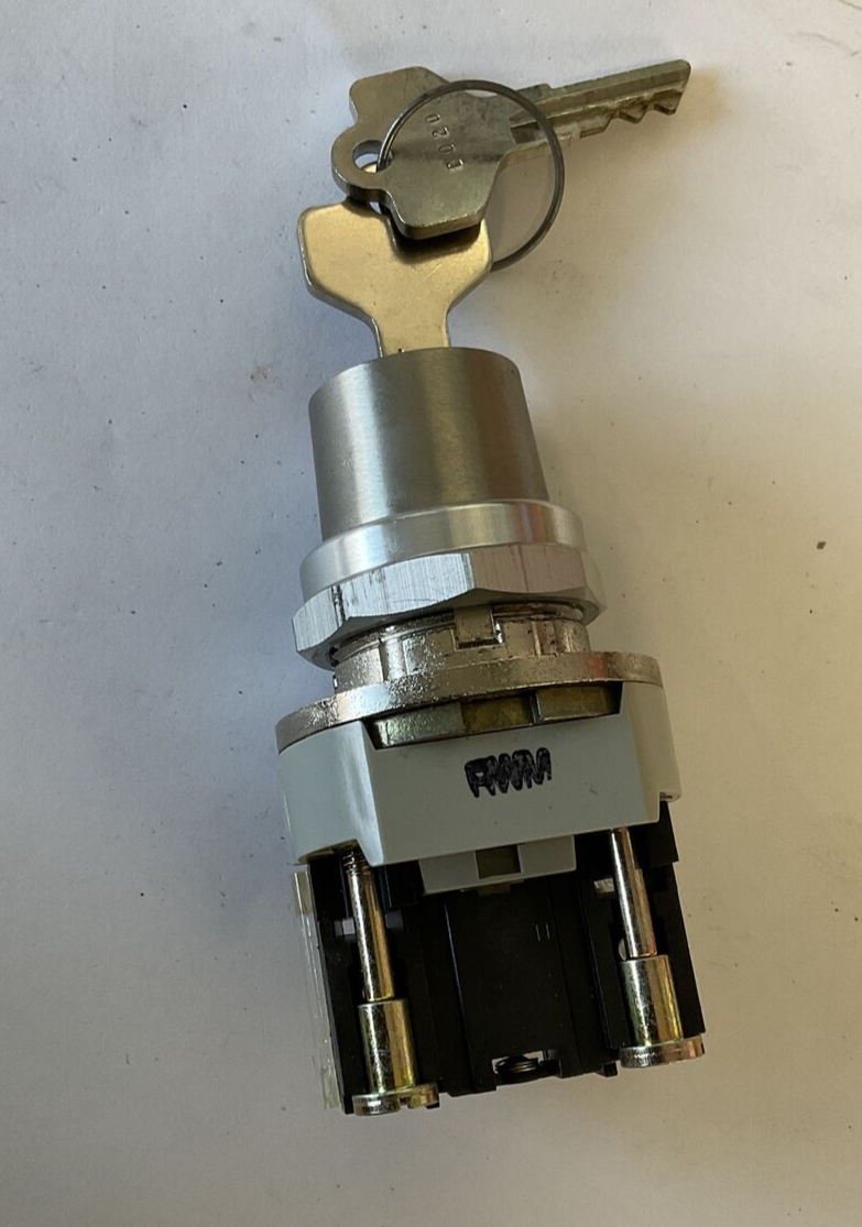 ALLEN BRADLEY 800T-J5203KC1 KEYED SELECTOR SWITCH SER.T