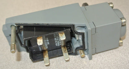 ALLEN-BRADLEY 802T-A2P Ser. F / OILTIGHT PLUG-IN LIMIT SWITCH / NEW SURPLUS