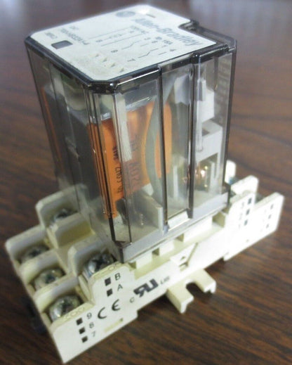 ALLEN-BRADLEY 700-HB32A1-4 Ser. D RELAY + 700-HN154 SOCKET / BASE