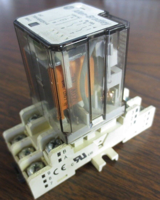 ALLEN-BRADLEY 700-HB32A1-4 Ser. D RELAY + 700-HN154 SOCKET / BASE