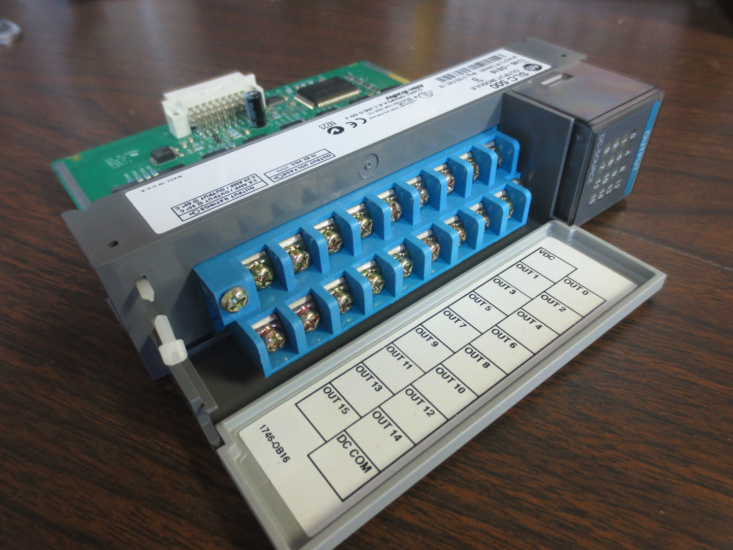 ALLEN-BRADLEY 1746-OB16 SLC500 OUTPUT MODULE - Ser. D - OUTPUT 10-60VDC