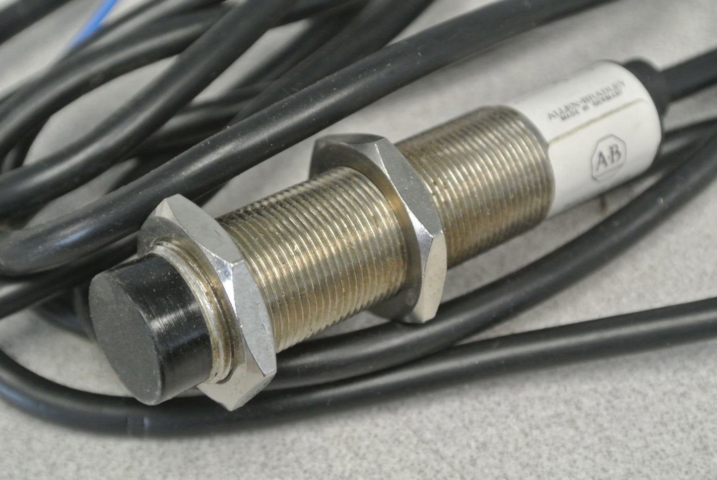 ALLEN-BRADLEY 871C-K8B18 CYLINDRICAL INDUCTIVE PROXIMITY SWITCH / 10-30VDC 18mm