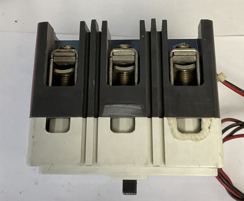 CUTLER HAMMER HMCP100R3C CIRCUIT BREAKER 100A 3POLE 600VAC-250VDC