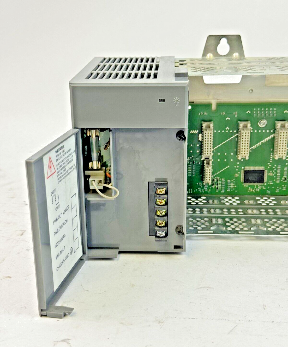 ALLEN BRADLEY - 1746-P2 SER. C - POWER SUPPLY W/ 7 SLOT RACK 1746-A7 SER. B