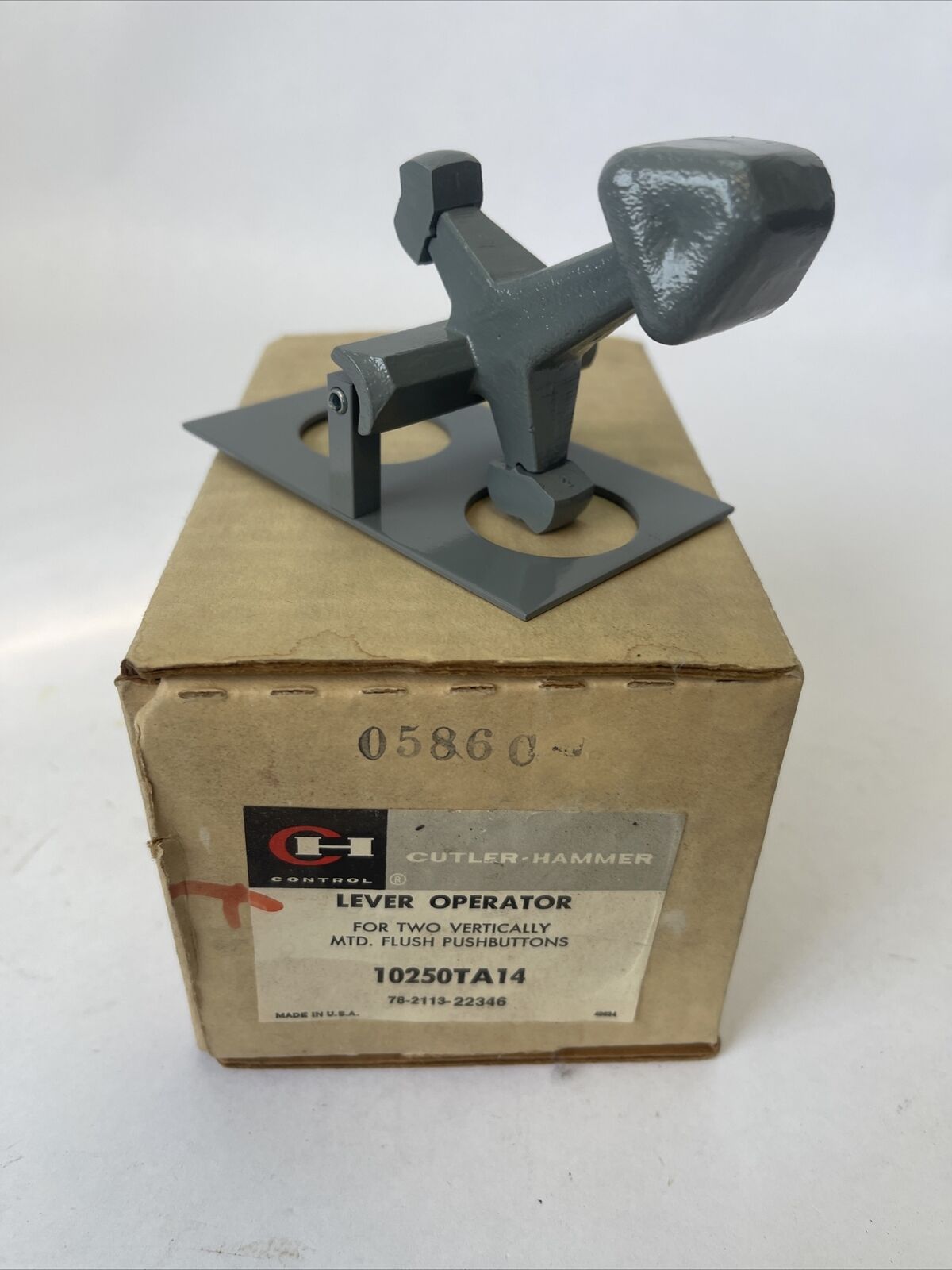 CUTLER HAMMER 10250TA14 LEVER OPERATOR FOR 2 VERTICALLY MTD. FLUSH PUSHBUTTONS