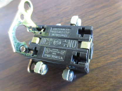 GENERAL ELECTRIC CR2940WA202C HEAVY DUTY OILTIGHT PUSHBUTTON RED - NEW SURPLUS