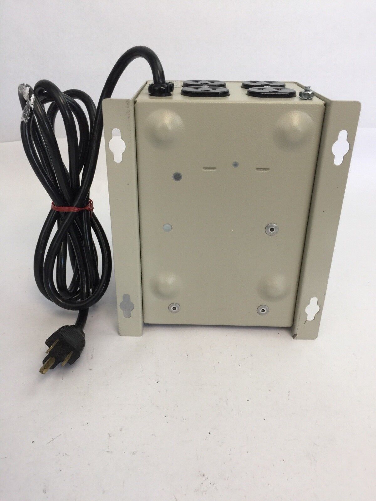 ONEAC CL1102 POWER CONDITIONER INPUT 120VAC 2.2A OUTPUT 120VAC 2.0A 60HZ 1 PHASE