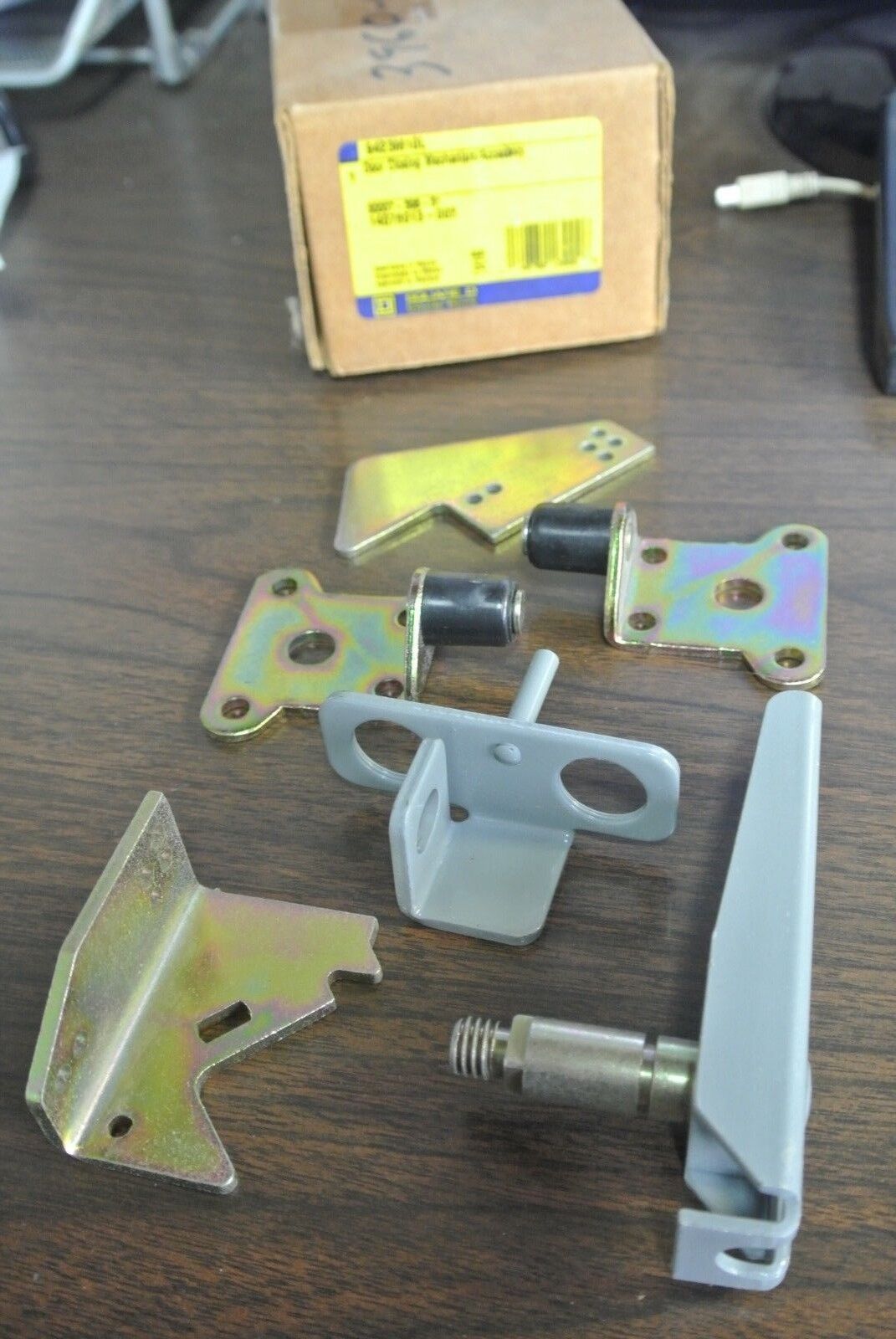 SQUARE D 9432M10L DOOR CLOSING MECHANISM - NEW SURPLUS