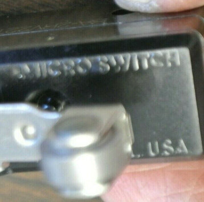 MICROSWITCH BA-2RV22T / SNAP-ACTION ROLLER-LEVER SWITCH / NEW SURPLUS, NO BOX