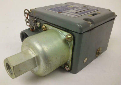 SQUARE D 9012 ACW5S38 SER.B, PRESSURE SWITCH, SET 40-44 PSI, FORM V, 9012 ACW5,