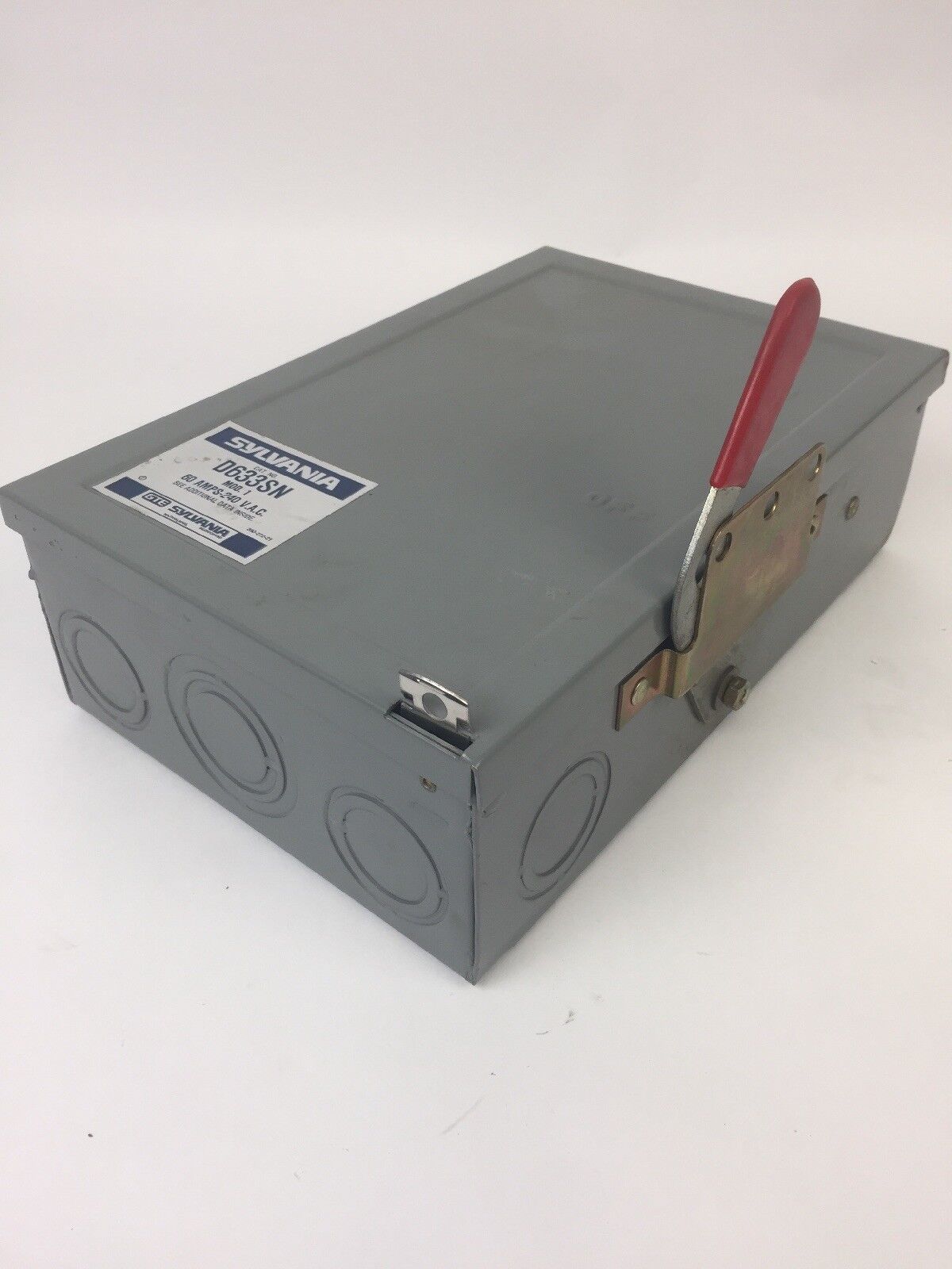 SYLVANIA D633SN FUSIBLE SAFETY SWITCH 60A 240VAC 3 POLE NEMA 1 SURFACE ENCLOSURE