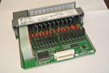 ALLEN-BRADLEY 1746-OA16 Ser. D - OUTPUT MODULE for SLC500
