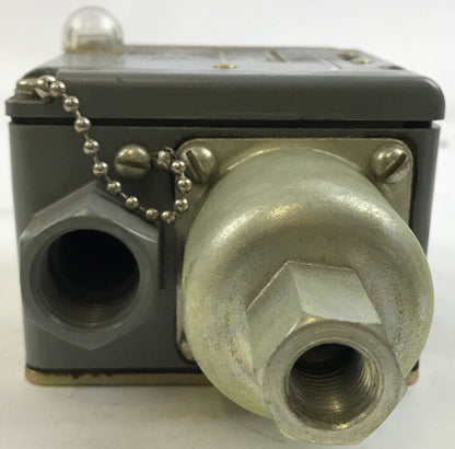 Sq D Pressure Switch class 9012 type ACW-21 series B, Range 400-3000psi new